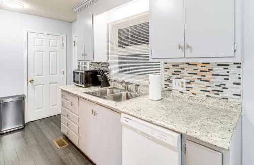 Retreat with Fenced Backyard in Kingsport! - Foto 6