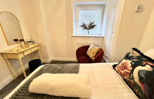 Old Betting Shop for 3 & Furry Friend - Photo 16