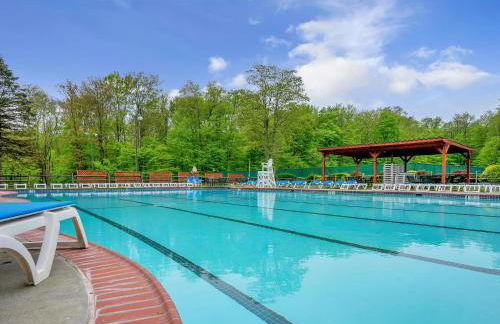 Pocono Hideout Family Home with Hot Tub Deck Sunroom Pool Big Bass Lake Larsen Lake Gouldsboro Clifton Township - Foto 61