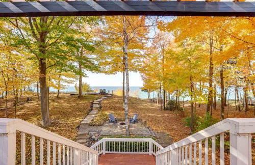 Cottage with Private Beach and Fire Pit in Manistee! - Foto 16