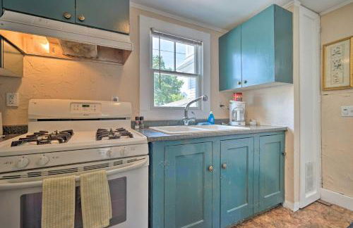 Walk to Commercial Street! Water-View Retreat - Foto 10