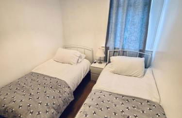 Bright 3 bedroom house with private garden near Edinburgh - Woodside home - Foto 14