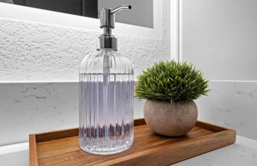 Modern King BR, Sectional, Pool, Gym, Near U of A - Foto 35