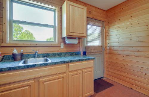 Lakefront Columbia Cabin with Porch and Shared Dock - Foto 10