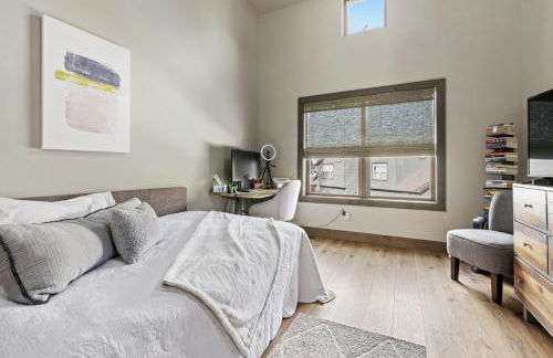 Perfectly Located 3 Bed 3.5 Bath Beautiful Townhome - Photo 19