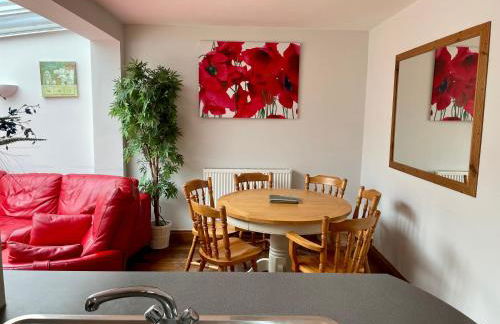 Somers 4 bed House off road parking pet friendly - Foto 3