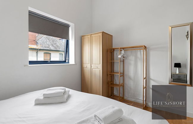 City Centre Spacious Apartment - Photo 3