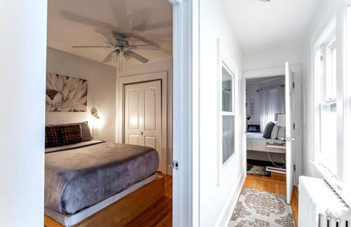 The Gold Room near downtown trains fast wifi - Photo 3