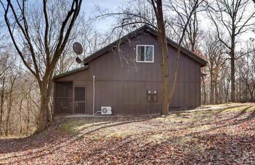 Peaceful Woodland Cabin with Screened Porch & Arcade Near Siloam Springs City Lake, Gentry, AR - Foto 11