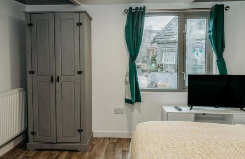 Heron's Perch- A pond-side retreat with cinema room - Photo 49