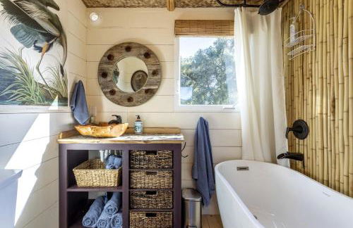 Vintage Tiny House with Spa-Inspired Bathroom in Warner Springs, California - Foto 10