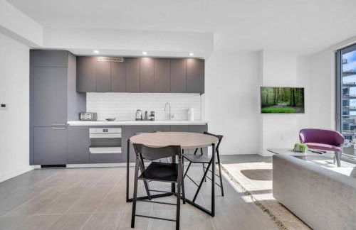 Modern 1 Bed Condo across from Bayside in Downtown - Foto 7