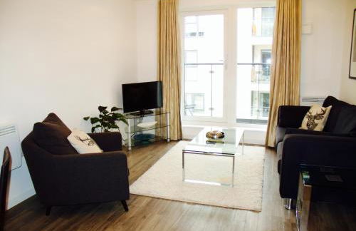 New Central Woking 1 and 2 Bedroom Apartments with Free Gym, close to Train Station - Photo 34