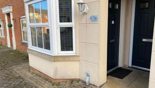 Modern 1 bedroom flat with patio garden & parking - Foto 2