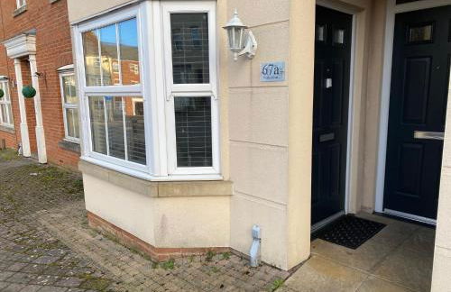 Modern 1 bedroom flat with patio garden & parking - Foto 2