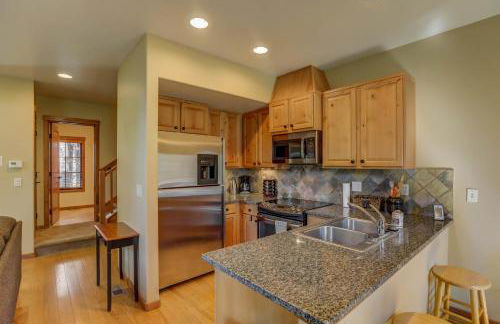 Tamarack Ski Resort Townhome - Elegant couple's retreat - Path to chairlift - Golf - Foto 6