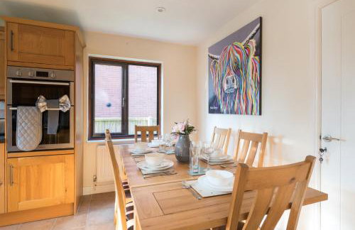 Large 5BR Home - Ideal for Contractors - Parking Available - Photo 15