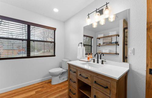 Remodeled Lakefront Cabin, shuffleboard, Starlink - Foto 12