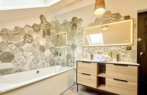 La Villa en Loire, avec Jacuzzi 6 places, Piscine chauffée, boulodrome, salle de jeu, 6 Chambres, vue Loire, 350M2 - Foto 54