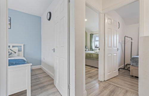 Centrally Located 4BR House By Hyped Properties Short Term Rental Agency With Free Parking Wolverhampton - Foto 37