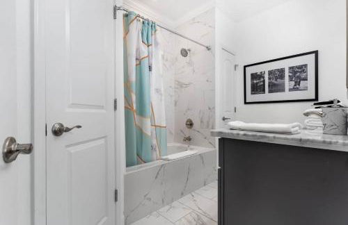 Mid-City 4BR w Pool Near Streetcar - Foto 19