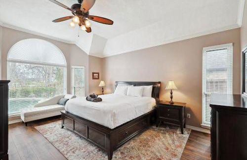 DFW Getaway - 4 Bedrooms Pool Oasis Media Room - Photo 18