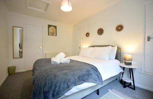 Stylish 1BR Retreat with Garden and Rustic Kitchen - Foto 18