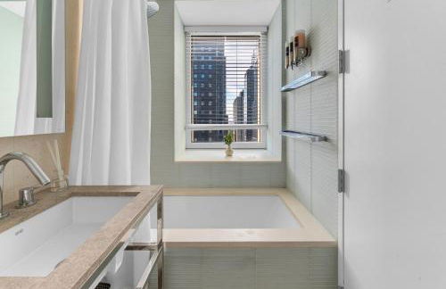 Elegant Midtown Retreat, City Views, Steps to Times Square - Foto 26