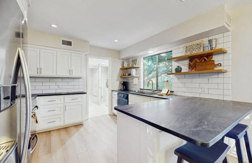 Cozy Dog-Friendly Home WITH Full Kitchen, Patio & Backyard, Close to Golf Course - Foto 9