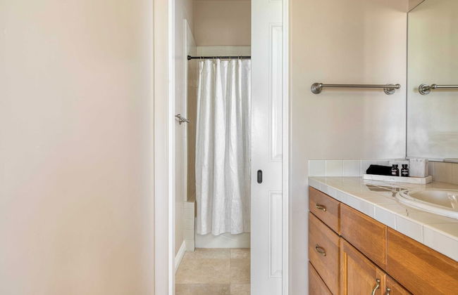 Modern Temecula Mansion w Pool, Hot Tub, Guest House & Valley Views Camila by Avantstay - Photo 43