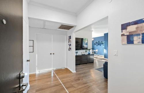 Beverly Hills Penthouse 2 BR Apt with Parking 407 - Photo 11