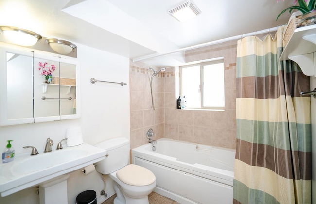 The Cozy Corner A Capitol Hill Escape - Photo 12