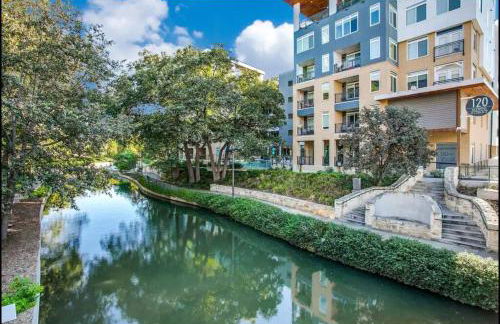 Beautiful RiverWalk Apt with Full Amenities, King Bed & Free Parking - Foto 22