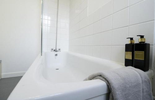 d-Entire 2-Bedroom Apartment in the bustling City Centre WIFI TRAIN & BUS STATION - Foto 21