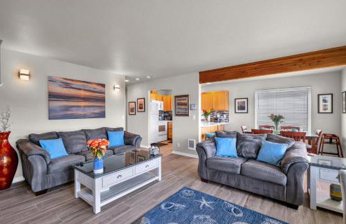 Sunkissed 3BR beach getaway - dog-friendly fenced yard, firepit, glimpse ocean views, near beach access, sleeps 8 - Foto 5