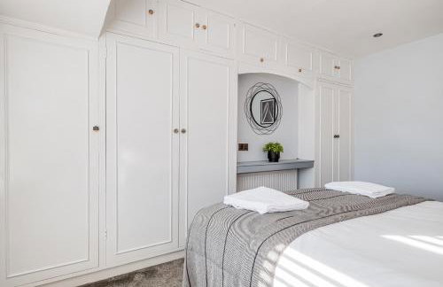 Stylishly decorated 3 bed house presented by Our Home Short Stays comfortable beds with crisp linen and plenty of outdoor space to enjoy - Foto 13