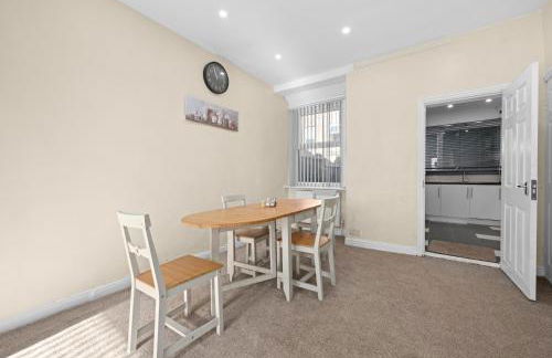 Three Bedroom House By Brookland Stays Serviced Accommodation Short Lets Manchester With Free WiFi - Foto 7