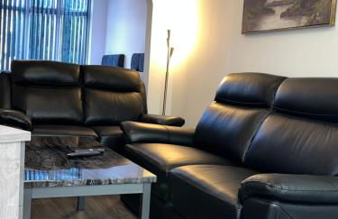 Marcot House Modern 5 bedroom house Solihull 10 mins drive from bhx & nec private off road parking - Foto 5