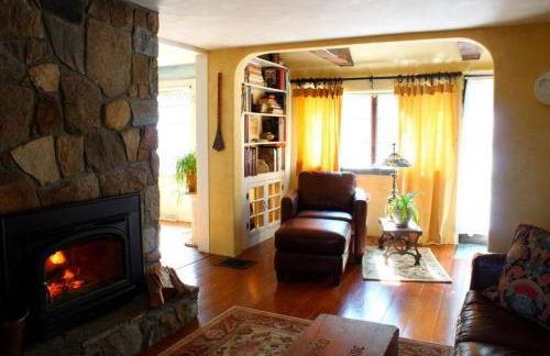 Luxurious Riverfront Cottage with a Hot Tub and a Fireplace near the Twin Lakes, Connecticut - Foto 39