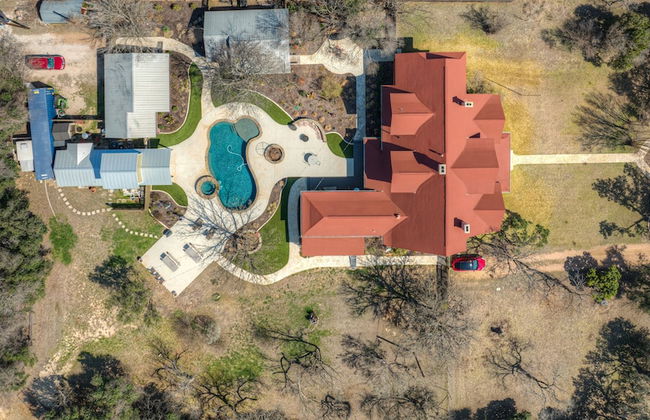 Beautiful and Unique Home With Fireplace and Pool! - Photo 41