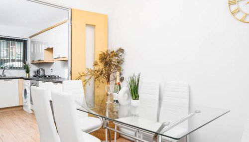 Three Bed House - Parking - Garden - Fast Wi-Fi 19LL - Foto 4