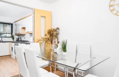 Three Bed House - Parking - Garden - Fast Wi-Fi 19LL - Foto 4