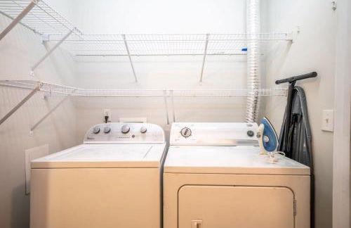 CozySuites Music Row Spacious 2BR with free parking 46 - Foto 31