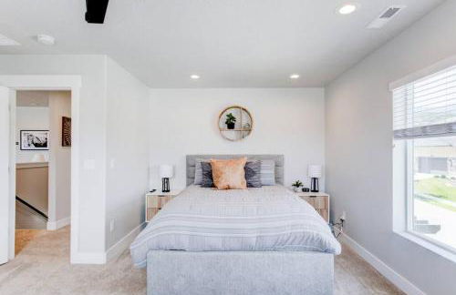 Midway to Heaven! BRAND NEW 5 bed 4.5 bath, HOTTUB - Photo 52