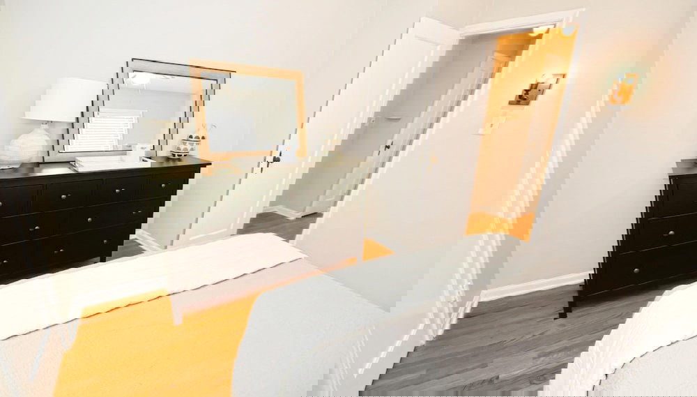 3 Bedroom Home 7 Blocks From ND Firepit 54231 - Foto 1, Habitación