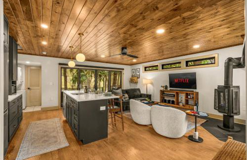 Serene Riverside Retreat with Sauna, Hot Tub, Fire Pit by Forest & Peak Retreats - Foto 7