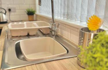 Ideal 4-bed home sleeps 7 - Nr Trafford Ctr & M60 - Foto 38