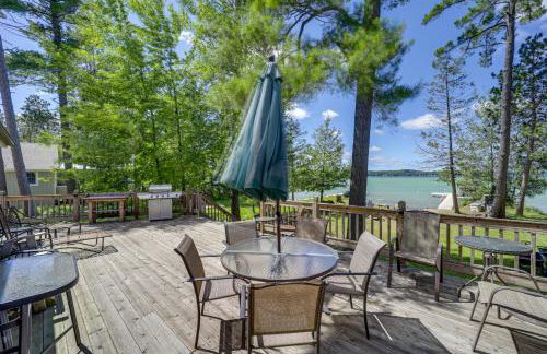 21 Mi to Slopes! Torch Lake Home with Private Beach - Foto 26