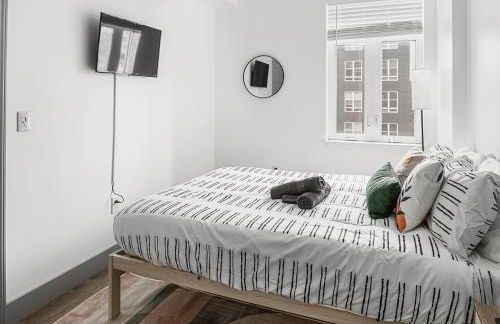 Urban Retreat - Free Parking, WiFi, Walk to Stadium - Foto 39