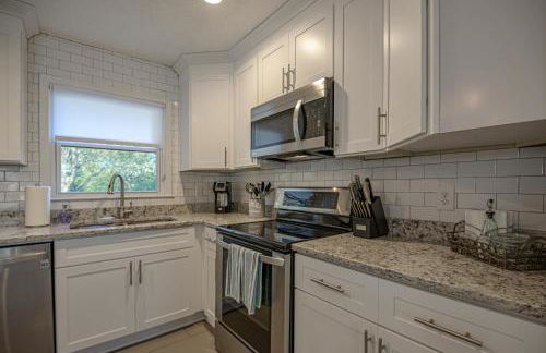 Ranch Style Home & Plenty Of BKYD Space Near KSU - Foto 25